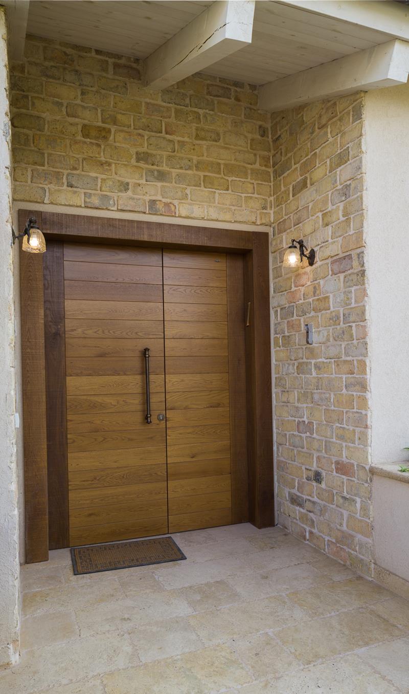 דלת כניסה מעץ